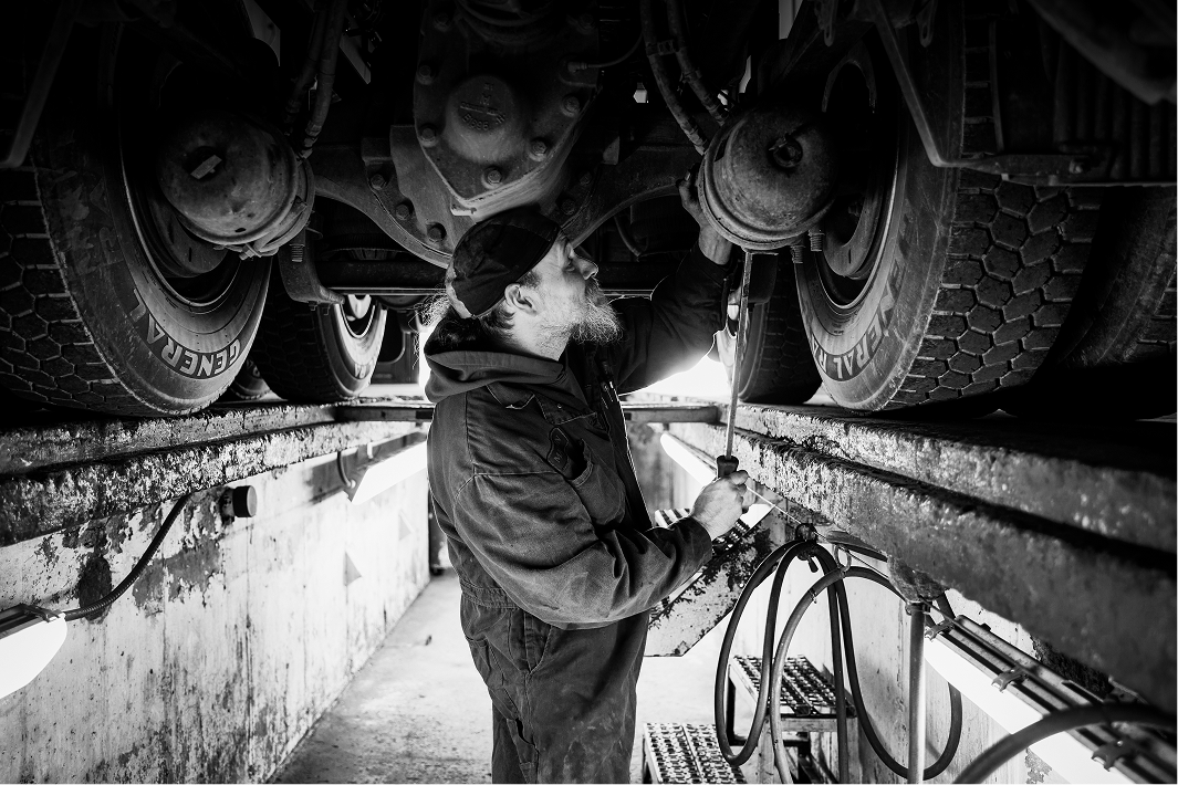Mécanicien sous un camion, le réparant